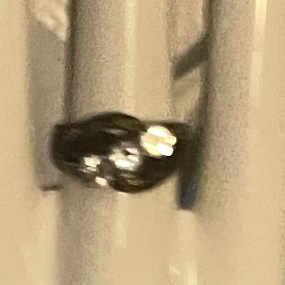 A beautiful & different solid gold diamond & black diamond women’s ring - Picture 3 of 6